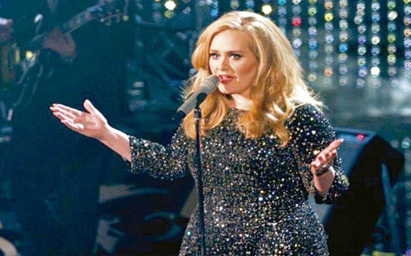 Adele cantando en concierto