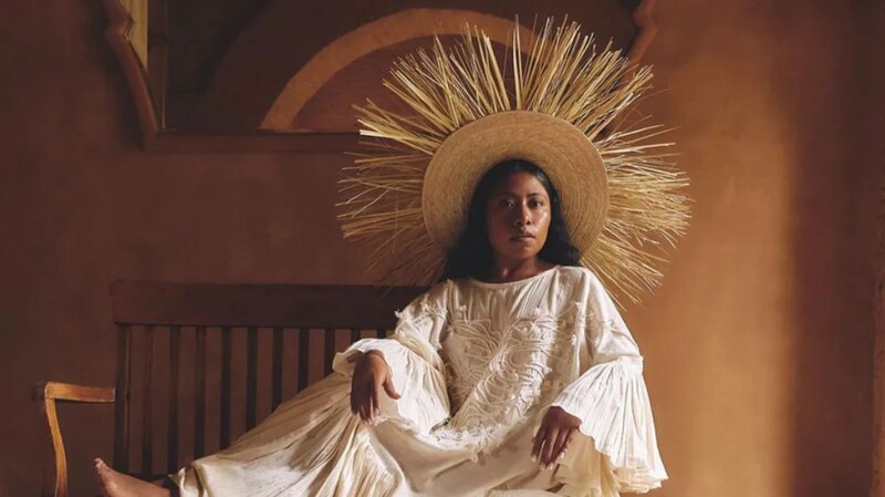 Mujer con sombrero de paja