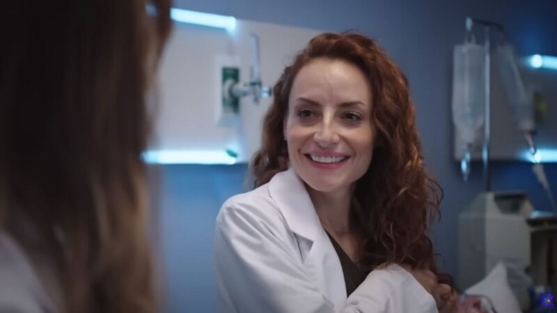 Doctora sonriente en el hospital