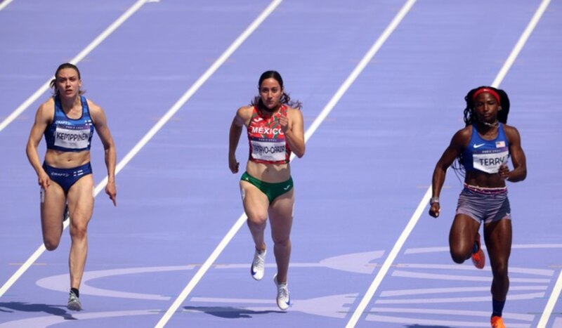 Atletas olímpicas corriendo en una pista