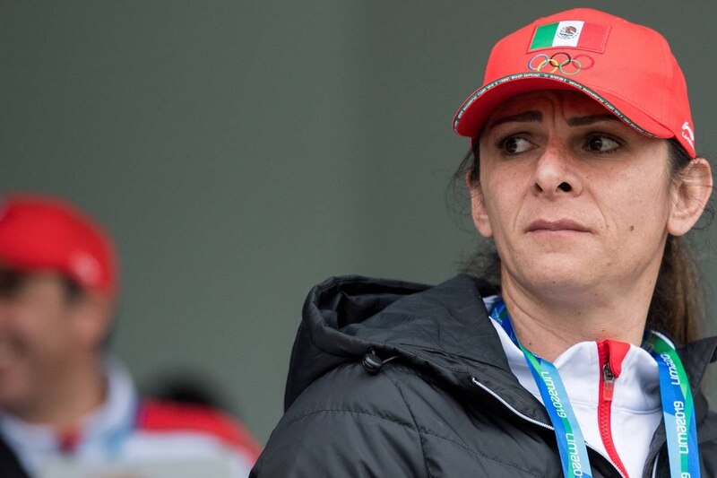 La entrenadora mexicana de hockey sobre hielo, Ana Guevara, observa el partido desde la banca.