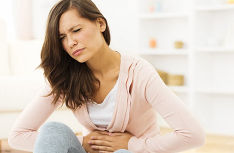Mujer con dolor de estómago