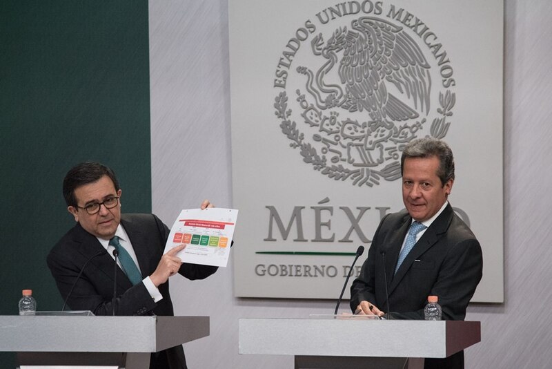 El Presidente de México, Enrique Peña Nieto, y el Secretario de Salud, José Narro Robles, presentan el nuevo semáforo epidemiológico.