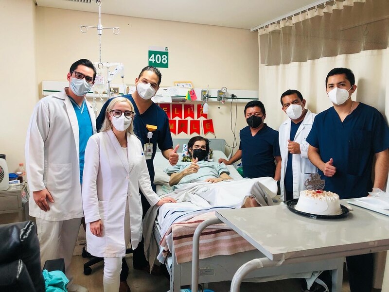 Paciente con cáncer celebra su cumpleaños en el hospital con el personal médico