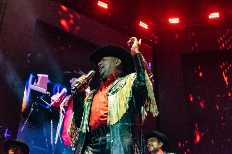Banda Machos y Banda El Recodo durante su presentación en la Arena CDMX