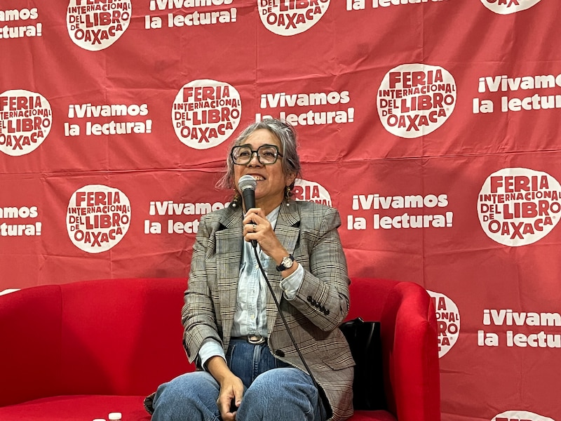 La escritora mexicana Cristina Rivera Garza aparece dando una conferencia de prensa sobre sus novedades editoriales y sobre la presencia de los escritores latinos en Estados Unidos