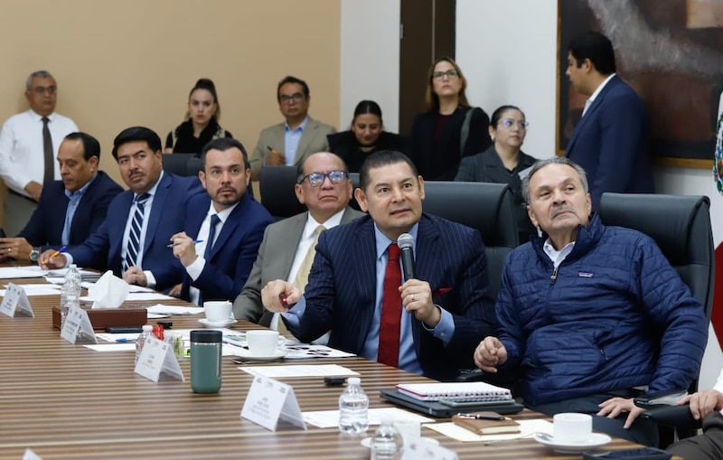 Gobernador Alejandro Armenta y Octavio Romero, director del INFONAVIT, durante la reunión para reactivar la construcción de vivienda en Puebla