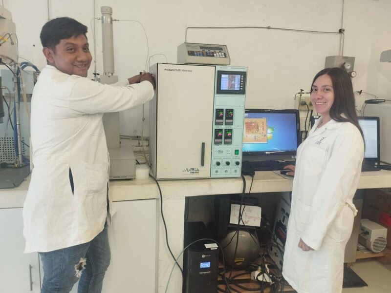 Investigadores trabajando en un laboratorio