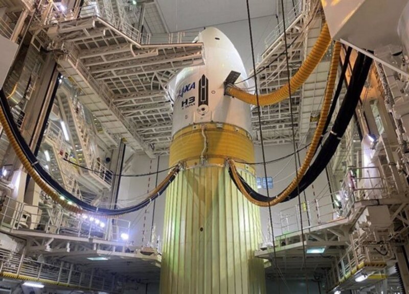 Cohete espacial en la plataforma de lanzamiento