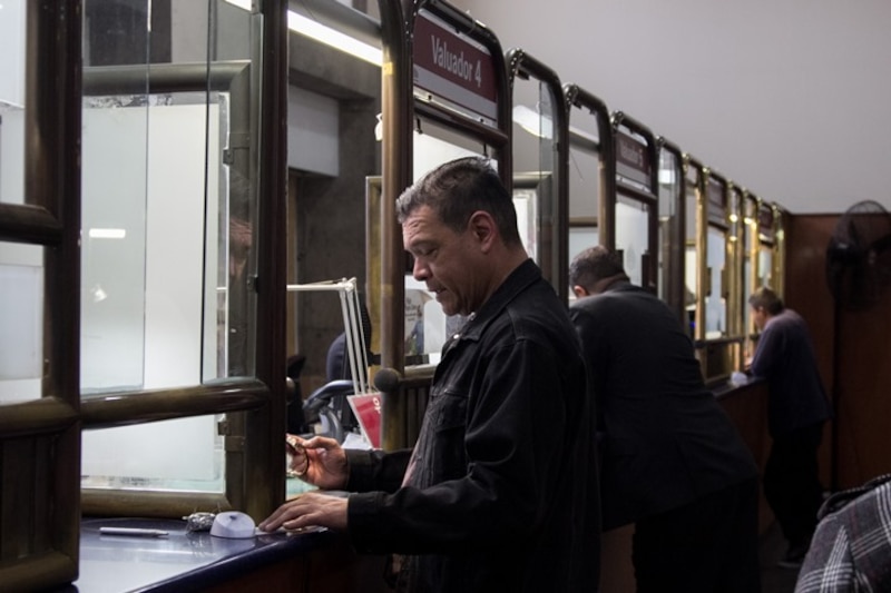 Un hombre hace fila en el banco