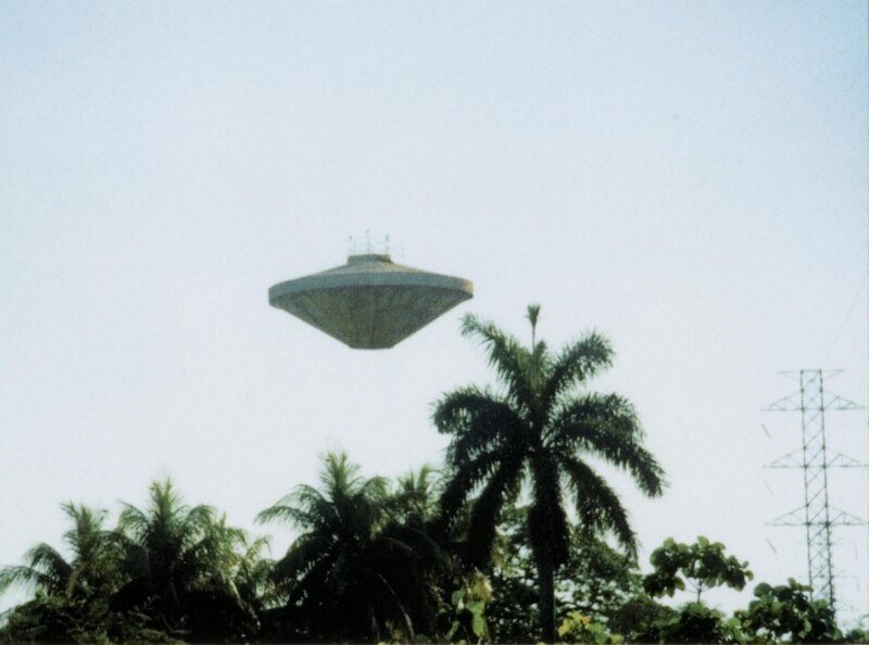 Ovni sobrevolando la ciudad