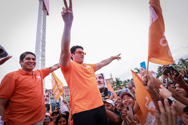 Samuel García, candidato de Movimiento Ciudadano, saluda a sus simpatizantes durante un mitin en Nuevo León.
