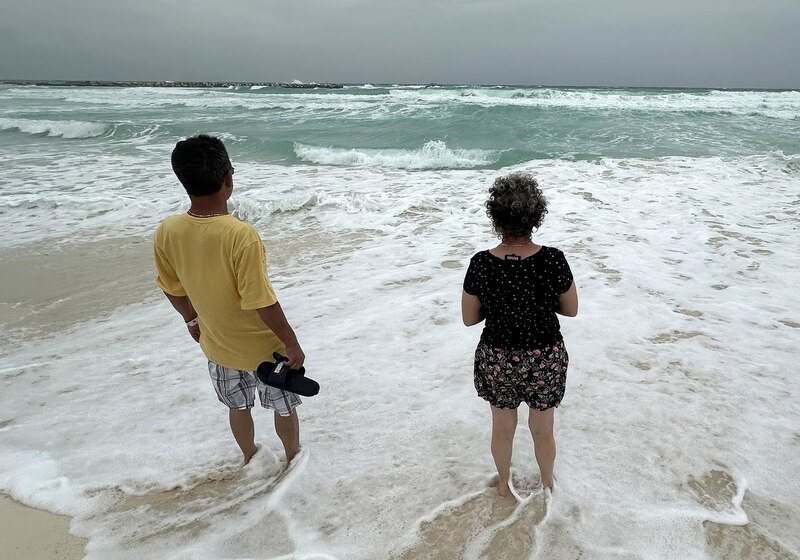 Pareja mirando las olas del mar