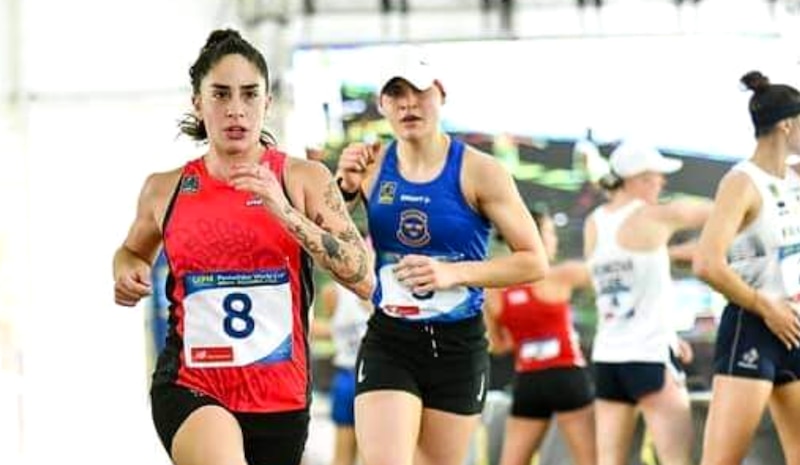 Atletas compitiendo en una carrera de marcha atlética.