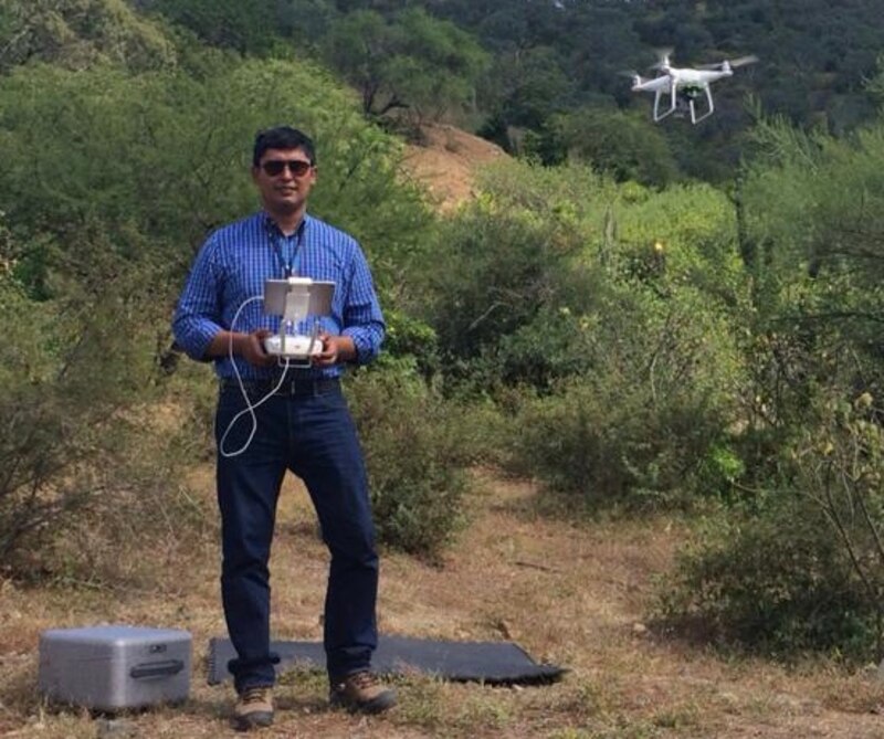 Ingeniero en sistemas usando un dron para inspeccionar una zona
