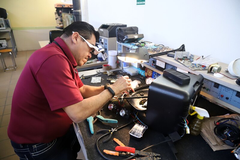 Técnico repara un televisor