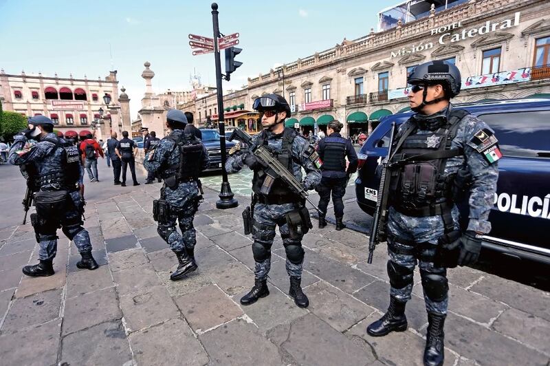 Policías mexicanos patrullan una calle de la Ciudad de México