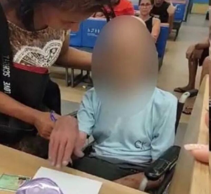 Niña con discapacidad recibe un autógrafo de Karol G