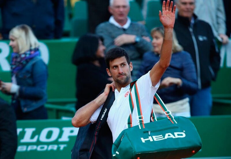 Novak Djokovic saluda a la multitud después de ganar el Abierto de Francia