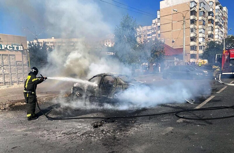 Bombero apaga un coche en llamas