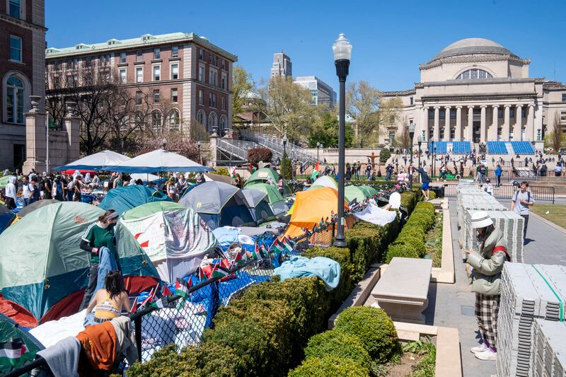 Estudiantes acampan en la Universidad de Columbia en protesta por la falta de vivienda