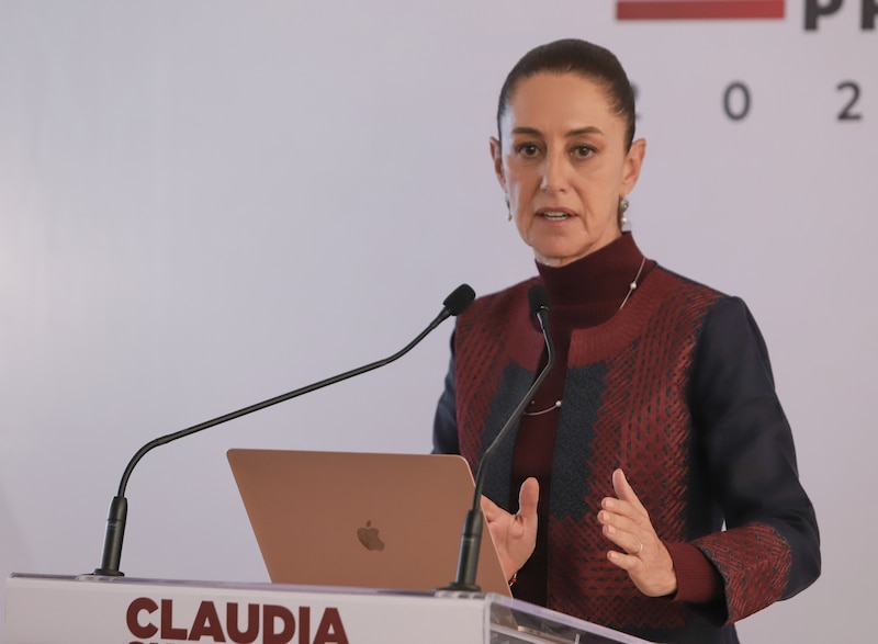 La Ministra de Educación, Claudia Ruiz, habla en una conferencia de prensa.