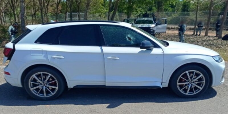 Audi Q8 blanco con impactos de bala