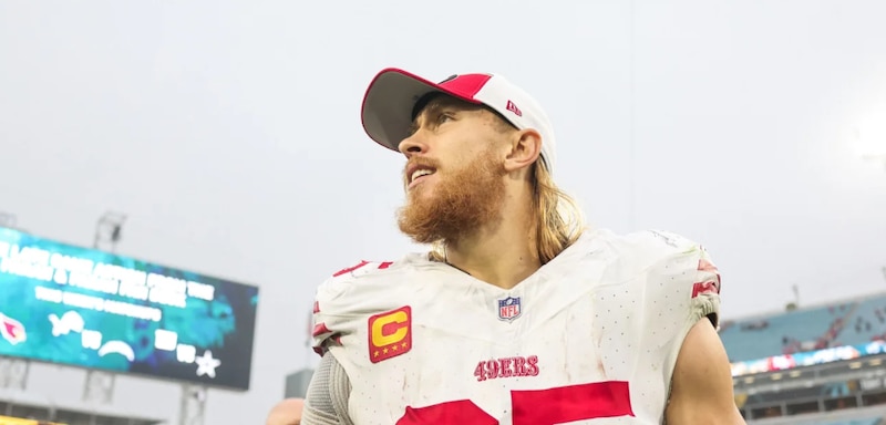 Jimmy Garoppolo, el mariscal de campo de los 49ers, observa el partido desde la banca