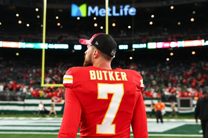 El jugador de fútbol americano Travis Kelce, de los Kansas City Chiefs, observa el partido desde la banca.