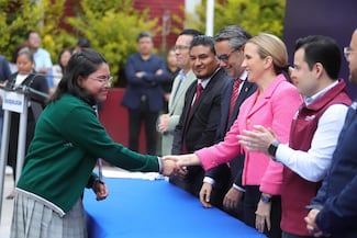 Romina Contreras entrega 14 mil 500 becas a alumnos de todos los niveles educativos