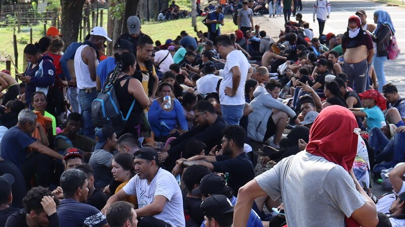 Migrantes venezolanos esperan en la frontera de Colombia