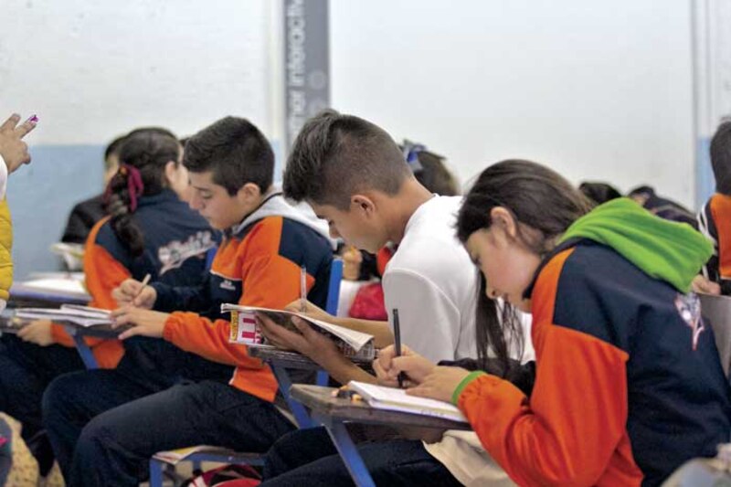 Estudiantes de secundaria en clase