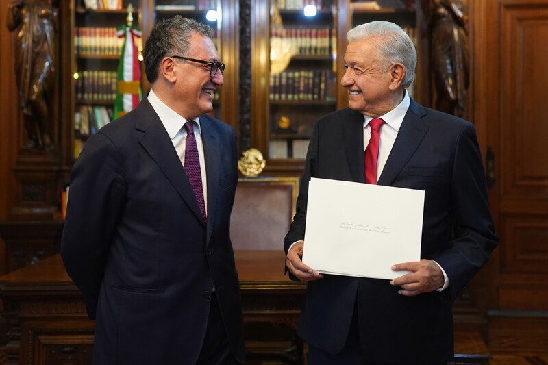 El presidente López Obrador recibe las cartas credenciales del nuevo embajador de Israel en México, Zvi Tal.