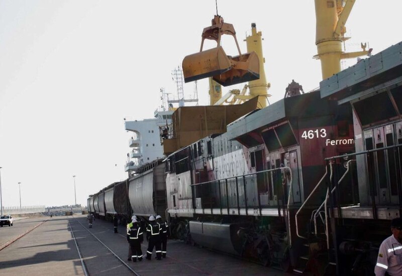 Tren cargando carbón