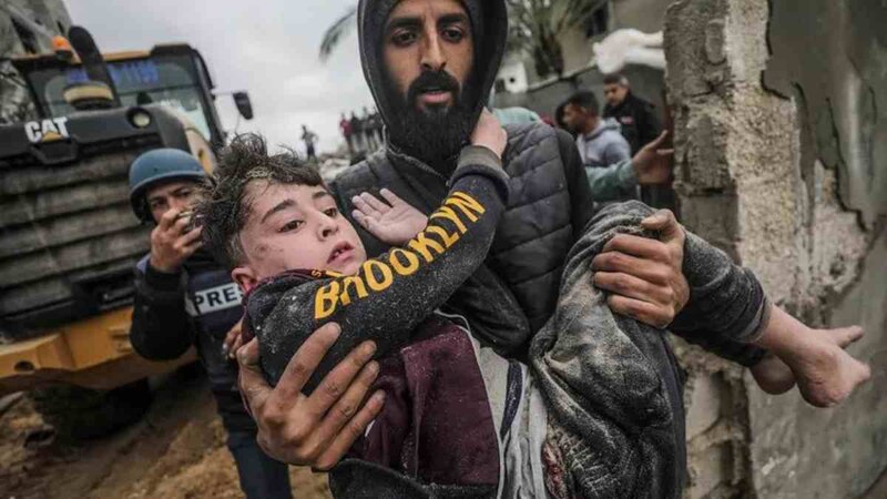 Niño sirio rescatado de entre los escombros