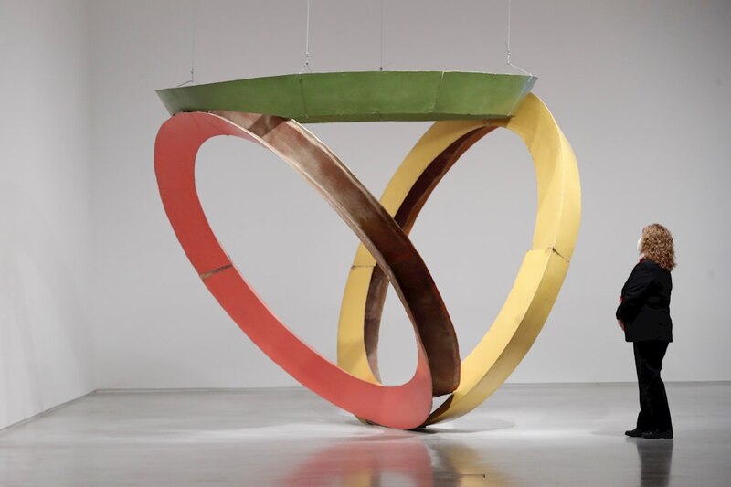 Escultura de metal con formas geométricas.
