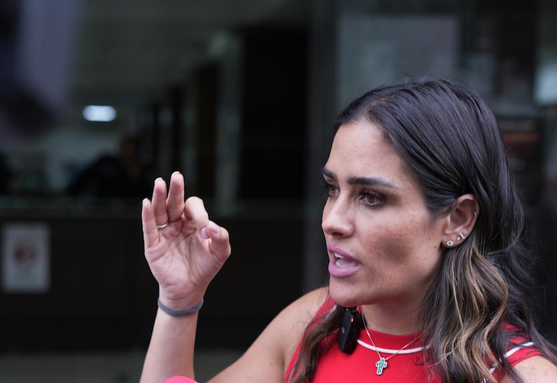 La periodista María Elvira Salazar hablando en una conferencia de prensa