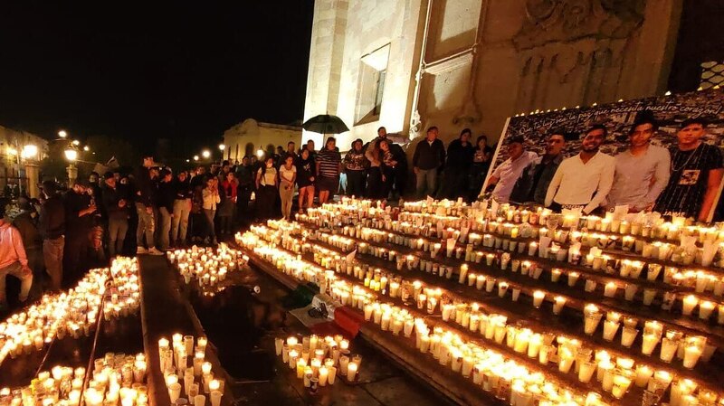 Multitud se reúne para recordar a los estudiantes desaparecidos de Ayotzinapa