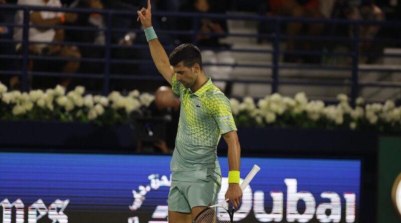 Novak Djokovic celebra su victoria en el torneo de tenis de Dubai