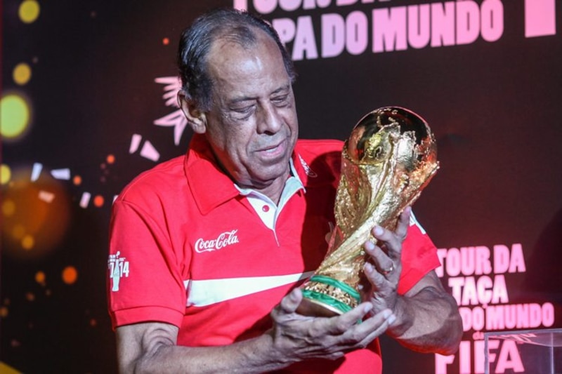 El exfutbolista brasileño Amarildo con la Copa del Mundo