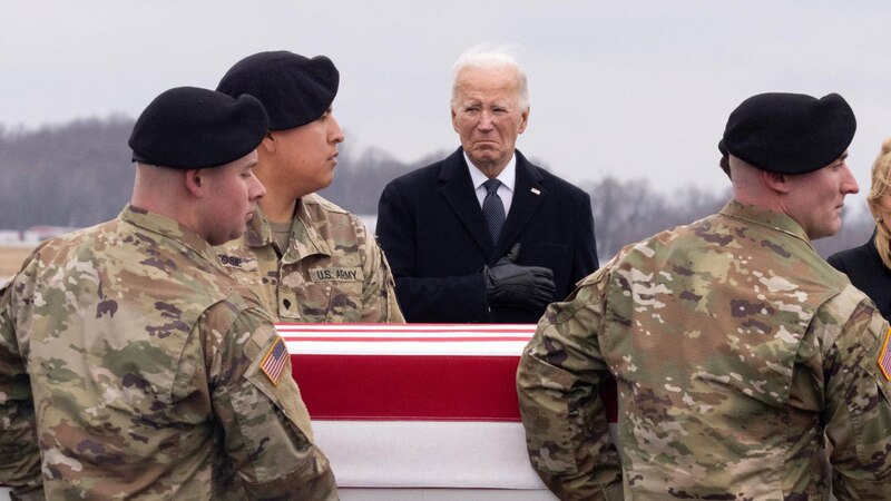 Biden asiste al funeral de un soldado estadounidense