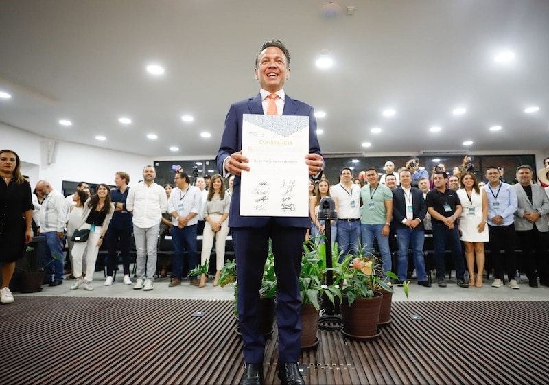 El presidente López Obrador entrega la constancia de mayoría a Félix Salgado Macedonio