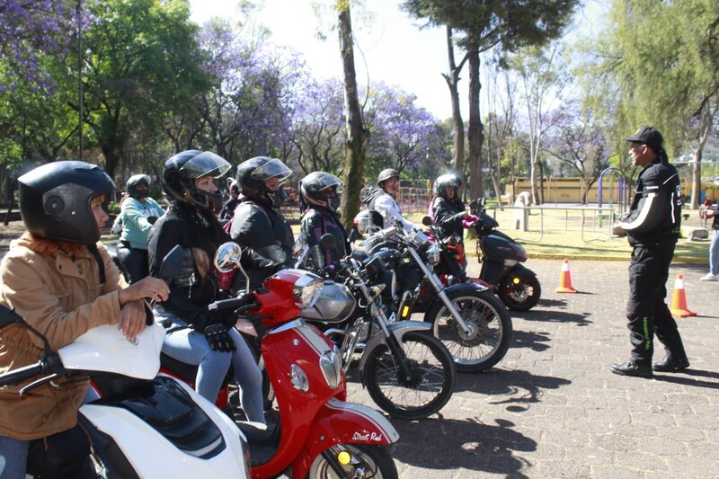 Mujeres motociclistas reciben capacitación vial en la Ciudad de México
