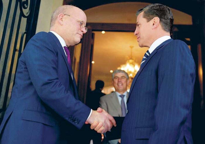 El presidente electo de Chile, Sebastián Piñera, saluda al presidente de México, Felipe Calderón.