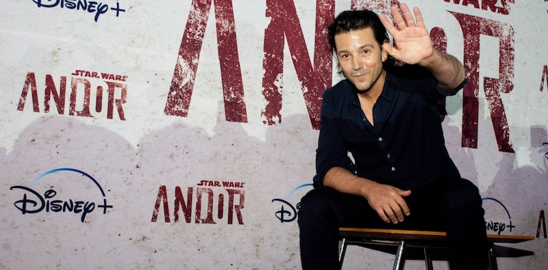 Diego Luna en el estreno de Andor