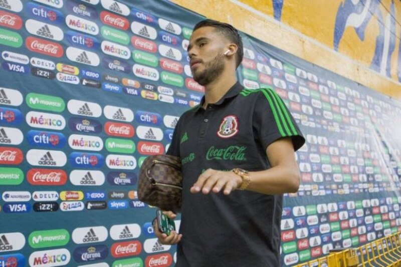El futbolista mexicano Javier Hernández abandona el estadio Azteca tras el partido de la selección mexicana contra la selección de Costa Rica.