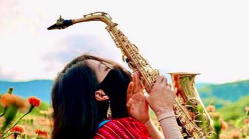 Saxofonista en un campo de flores