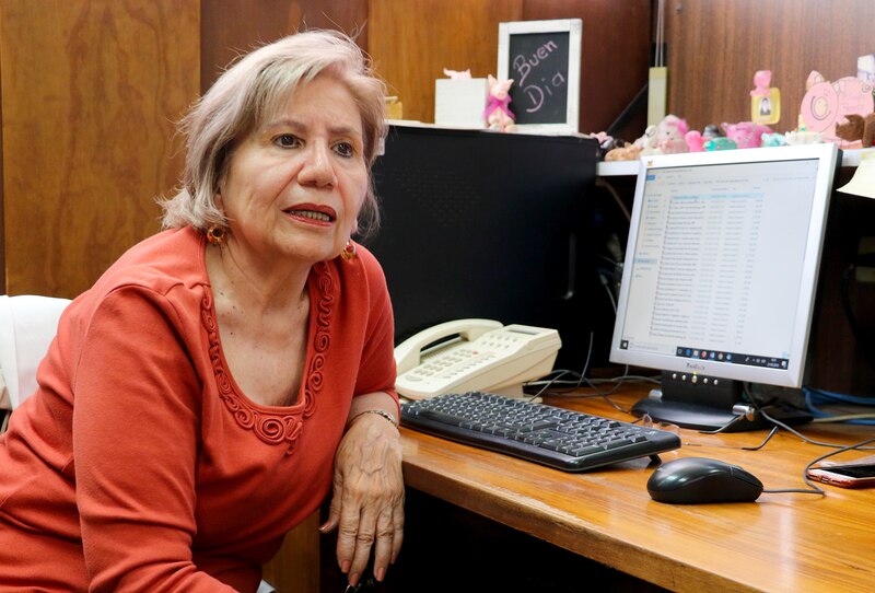 Mujer mayor usando una computadora