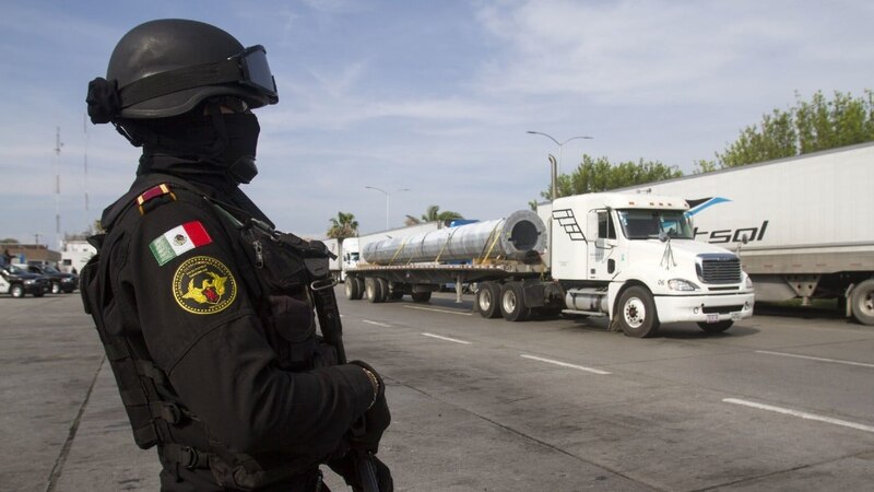 Policía custodia un camión en la frontera