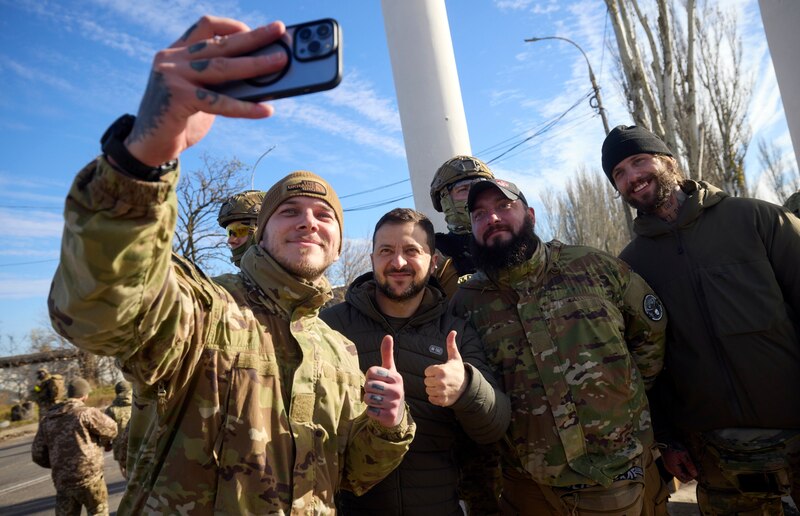 El presidente ucraniano, Volodímir Zelenski, se hace un selfie con soldados en la región de Donbás.
